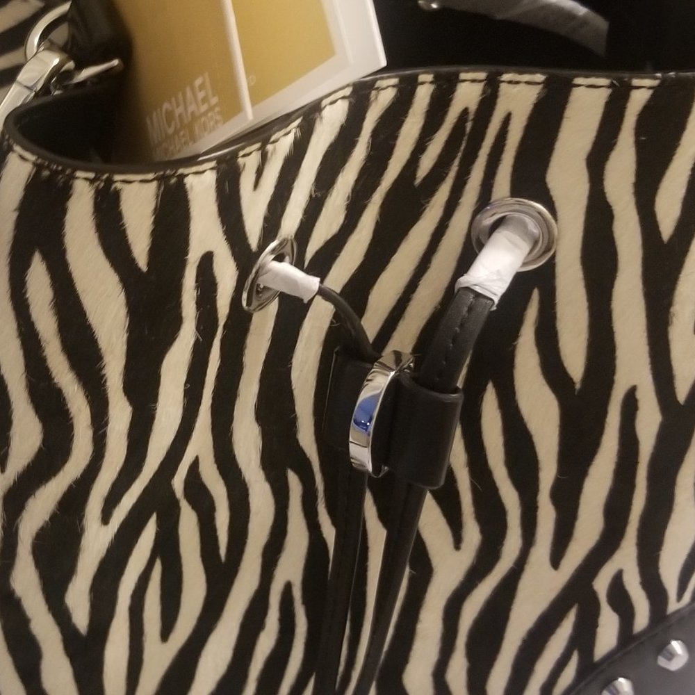 SAVED for firstdownkickNWT Authentic Michael Kors Small Drawstring Bucket Shldr - Picture 12 of 12